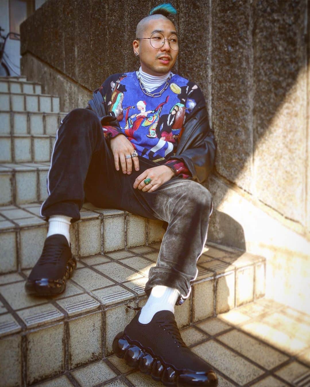 のインスタグラム：「モヒカンが日向ぼっこしとるよ🌞👶🏻  スニーカーは @grounds.official のだよ〜ん  セーターは激安の古着〜w  Chillin in the sun with my new sneakers from out of space 👽 by @grounds.official」