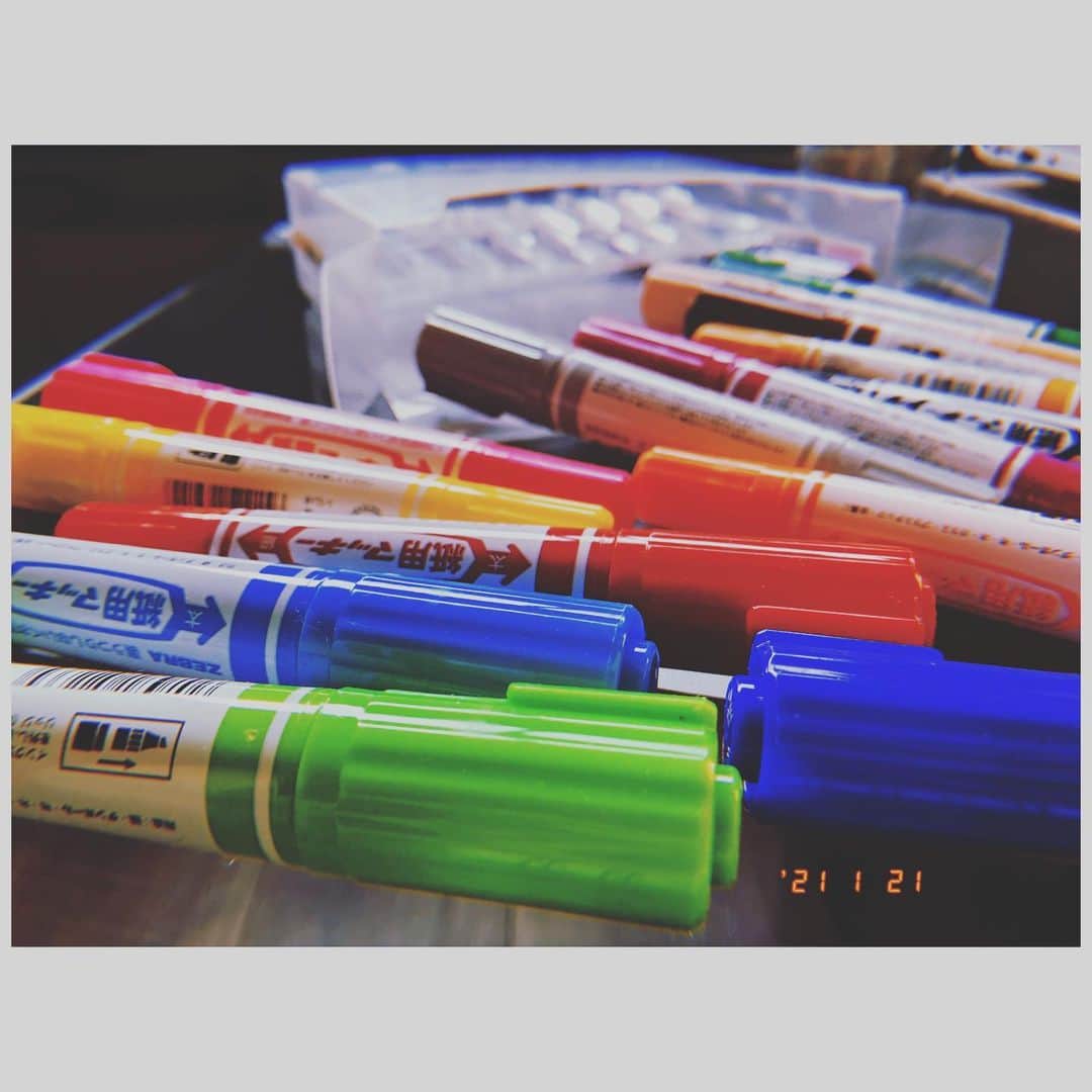 のインスタグラム：「♪  無心で絵を描いてると いつも散らかる  #ほんの一部の方々から #画伯と呼ばれています」