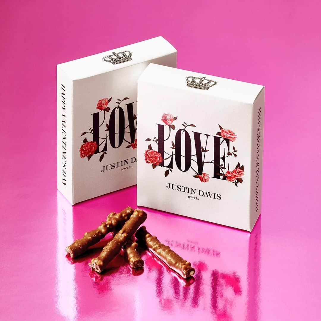 ジャスティンデイビスさんのインスタグラム写真 - (ジャスティンデイビスInstagram)「”MY DEAR VALENTINE”  ⠀ 恋する気持ちや感謝の気持ちはいつの日も心の宝物。  1月23日(土)よりバレンタイン・ホワイトデーに向けた新作ジュエリーが発売開始！ ⠀ 安全ピンモチーフは誰かを想う心と心を留めるという意味が込められたネックレス。  クラウンを抱くジャスティンベアが新しい喜びと素敵なロマンスが訪れるように輝きます。 ハートの矢を射るエンジェルが美しいネックレスは、子供のころ夢見た世界や憧れ、 月夜の中で大切な人を優しく包みこみます。 笑顔になっていただけますよう一つひとつ心を込めてお届けします。  また、同日よりバレンタインフェアを開催！ジャスティン デイビス商品を お買いあげのお客さまへオリジナルパッケージの 「小枝チョコレート」 をプレゼントいたします。  ※一部除外品がございます。チョコレートはなくなり次第終了いたします。  詳しくは、全国直営店、オンラインストアまでお問い合わせください。  #justindavis #ジャスティンデイビス #valentines」1月21日 16時46分 - justindavis_jewels