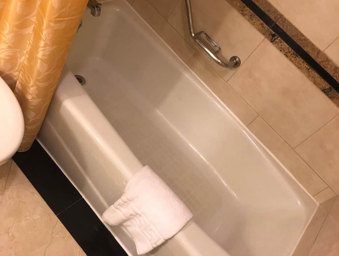 吉野樹さんのインスタグラム写真 - (吉野樹Instagram)「昨日カイロのマリオットホテルへ 3時間かけてバス移動しました。  通訳のハッサンが泊まりたがってたくらいいいホテルで、 ご飯も美味しくベッドもふかふかでした🥰  3枚目が浴槽なんですけど、 ちゃんと浸かれる！と思ったら 浅くないですか？笑  #今日のなりぺー #貴族みたい #神々しい #なりぺー機嫌悪い？ #むすっとしてない？ #彗星JAPAN #Egypt2021 #handball #cairo  #マリオットホテル  #毎日投稿」1月21日 16時49分 - tatsuki.yoshino23
