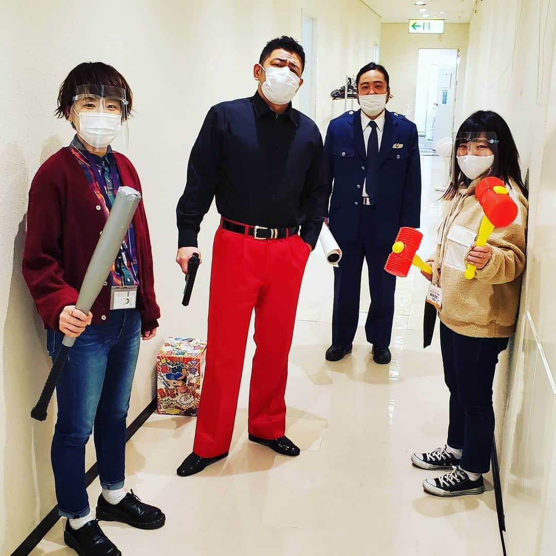 太田芳伸のインスタグラム：「新喜劇の合間。  どういう状況？？？  #太田芳伸 #と #けんたくん  #と #美人マネージャー２人 #美女 #と #ヤクザ #と #警察官」
