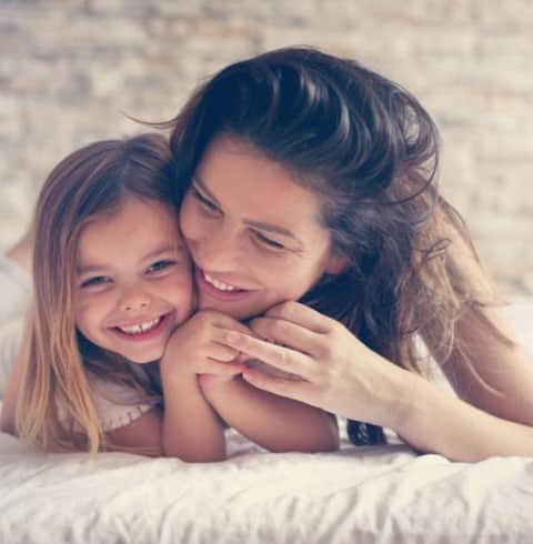 Melvita Officialのインスタグラム：「C’est la journée du câlin ❤️  Dîtes-nous si vous les aimez un peu 💕, beaucoup 💞, passionnément 💓, à la folie 💖ou pas du tout ?!  #Melvita #cosmetique #bio #engagé #organic #beautebio #cleanbeauty #hugday #journéeducalin #smile #cute」