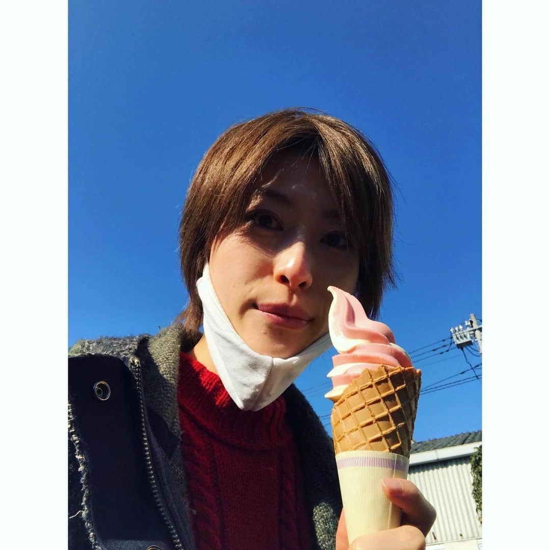 如月蓮さんのインスタグラム写真 - (如月蓮Instagram)「.﻿ 菜の花と海と、﻿ 「アイスどう？」﻿ .﻿ .﻿ .﻿ #太陽浴びると元気になるね﻿ #こむぎ﻿ #如月蓮﻿ #RENスタグラム」1月21日 16時53分 - kisaragi.ren2