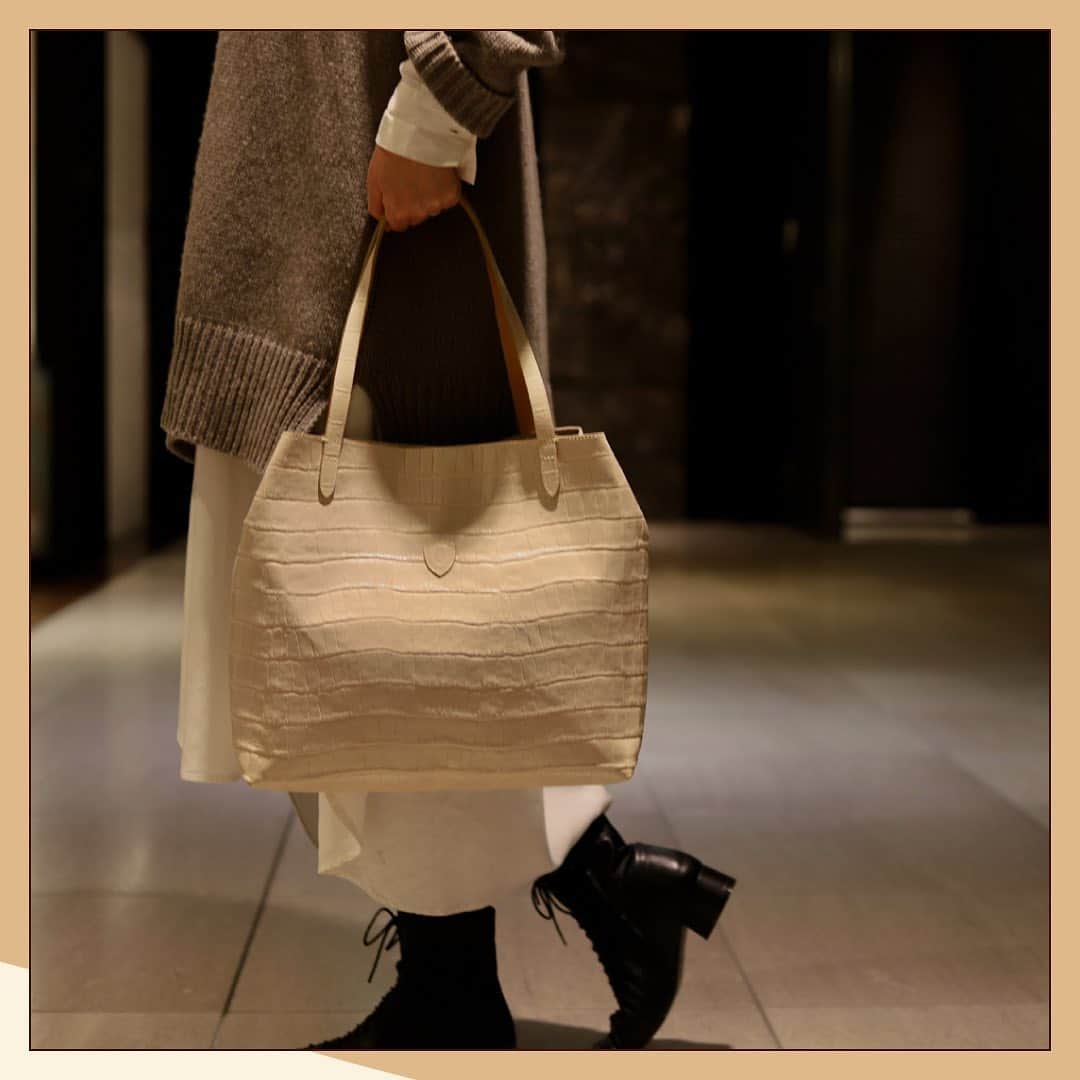 Felisi Japan 〔フェリージ〕のインスタグラム：「【Natural Color Shades】 . シーズンレス且つタイムレスな、 ベージュやナチュラル系のニュートラルカラー。 程よい艶感、そして上品さを感じるカラーの レザーアイテムは、トレンドへの感度の高い貴方の スタイリングへそっと寄り添ってくれます。 . . . ■Tote Bag Model No. 15/50/SA Price：¥82,500 . . . #felisi #feisiselection #felisicollection #leathergoods #beige #naturalcolor #colorshades #wallet #bag #フェリージ #フェリージセレクション #フェリージコレクション #ベージュ #ナチュラルカラー #トープ #バッグ #ウォレット #ミニウォレット #革小物 #革製品 #レザーバッグ #かばん #鞄」
