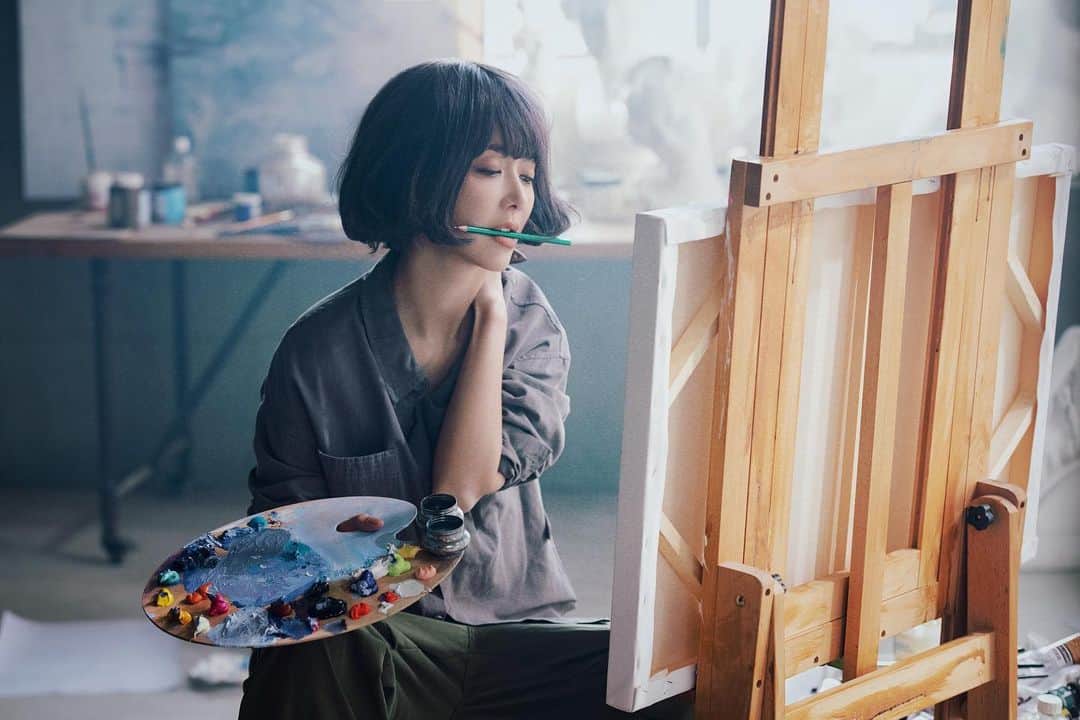 フィオナ・シットのインスタグラム：「#哥本哈根的另一個我 我希望一定是個畫家, using paintings to express one’s love instead of a song 🤍」