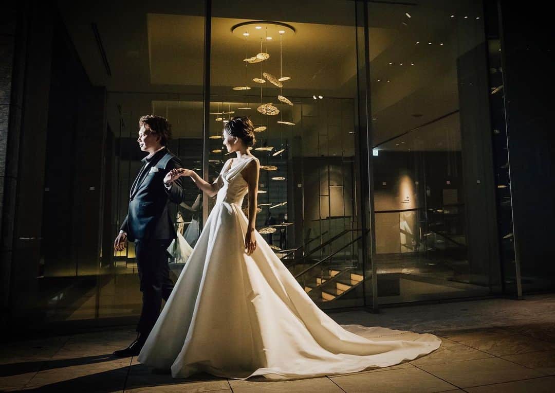 宮本沙恵のインスタグラム：「前撮り写真💍 ドレスははだけすぎないシンプルなデザインが気に入りました👗 シルク素材で後ろにはくるみボタンが並んでいます🤍 . dress/AMSALE @thetreatdressing  . first meetで自分から「ねぇ、綺麗？」って聞いちゃって笑ってます🤫 #前撮り##結婚式#花嫁#ウェディングドレス#挙式#パレスホテル東京#パレス挙式#トリートドレッシング」