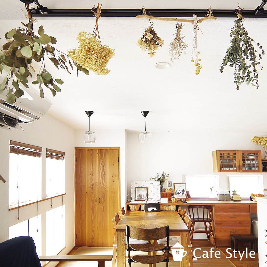 カフェスタイルさんのインスタグラム写真 - (カフェスタイルInstagram)「自然素材の家は建てたあと、自分でアレンジし楽しむことができます。またメンテンスも自分で簡単にすることができ、それもまた楽しみの一つです^ ^   ○＊○＊○＊○⠀ 　 完成見学会情報　  2月13日〜19日は、岐阜県関市で「全館冷暖房の温ったカフェの家」の完成見学会！⠀ 遠赤外線で体の芯までポッカポカ！エアコン一台で全館暖まる、「温ったカフェ」の家をぜひ体感しに来てくださいね！⠀  2月15日〜21日は、愛知県弥富市で「サンルームのある和モダンな家」の完成見学会！⠀ 家事のしやすい回遊導線と、雨の日でも安心なサンルームと本格和室のあるお住まいです。  ○＊○＊○＊○⠀ ⠀⠀⠀ !!!!!設計士 募集中!!!!! 現在無垢ストーリーでは、カフェのような家を設計してみたい！自然素材にこだわった家を手掛けたい！そんな想いの設計士の方を募集しております。⠀ 少しでも気になった方はHPまで！→⠀ @mukustory をクリック！⠀ ⠀  #山喜建設  #mukustory  #無垢ストーリーの家  #無垢材 #無垢材の床 #無垢材の家 #カフェスタイルの家 #カフェスタイル  #カフェ風インテリア #カフェ風キッチン  #カフェ風リビング  #平家  #平家の家  #平家住宅  #マイホーム  #住宅  #新築  #おしゃれな家  #インテリア  #エクステリア  #注文住宅  #木造住宅  #工務店だから作れる家  #工務店が作る家  #自然素材の家  #ナチュラルな家  #ナチュラルな生活」1月21日 17時02分 - mukustory