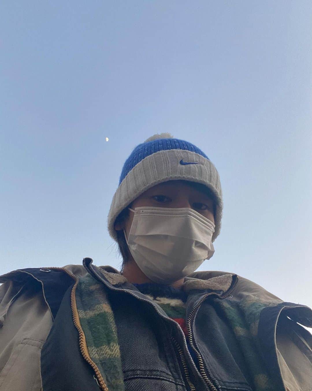 のインスタグラム：「寒さなのかなぜか気分が上がらなかったので久しぶりに古着屋で買い物したらかなりアガりました。単純です🌓✔︎」