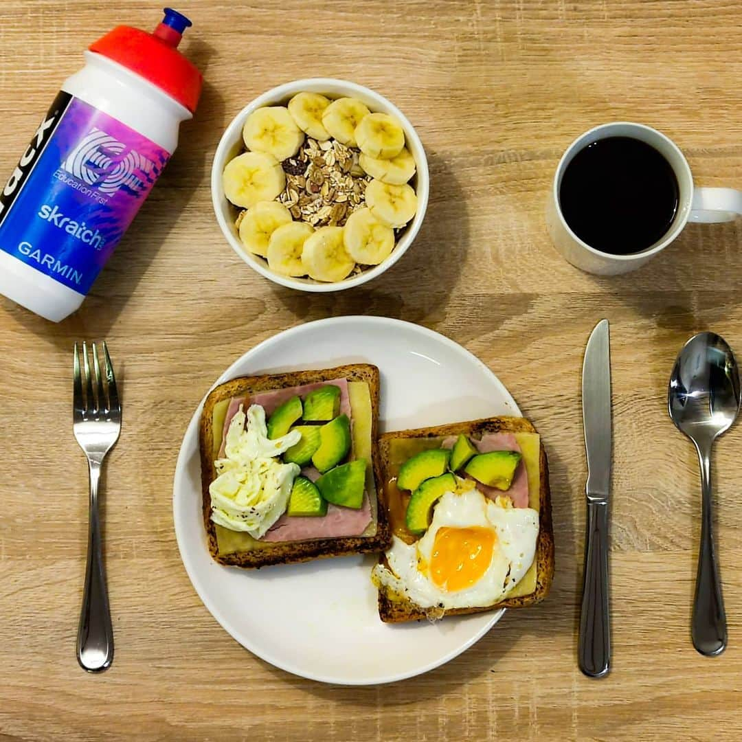 別府史之のインスタグラム：「Good morning ☺️ @efprocycling training camp Day 4 in the Southern France. I enjoy cooking my own breakfast in a single room with a kitchen😋」