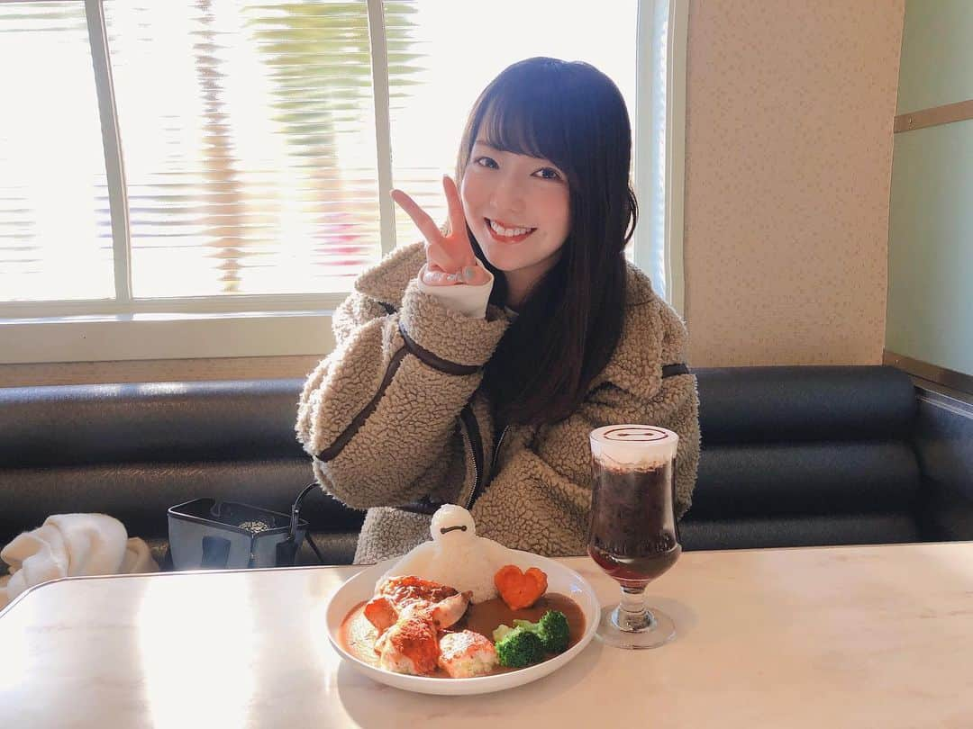 藤本かえでのインスタグラム：「またまた写真不足なので、 ちょっと前のお写真📷  ディズニーランドの #センターストリートコーヒーハウス にてずっと飲みたかったカフェモカ🥤  ベイマックス×ベイマックス なんと可愛いこと☺️」