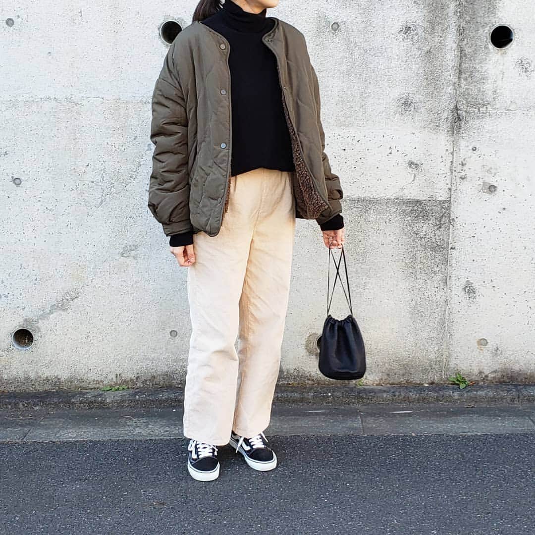 eriのインスタグラム：「* 娘に買ったコーデュロイパンツを拝借！ 最近はサイズが同じなので、私も着れるか....を基準に「それ、いいんじゃない？」と良さげなやつを勧めています😏 (3着に１着くらいの割合で😆) お金出すのは私だしね～～ * アウター&トップス:#zara ボトムス:#wego#@wego_official  シューズ:#vans#oldskool バッグ:#fillthebill * #ootd#outfit#fasion#casual#coordinate#キルティングジャケット#キルティングコート#ザラ#ザラジョ#コーデュロイパンツ#オールドスクール#カジュアル#カジュアルコーデ#ママコーデ#プチプラコーデ#着回し#冬コーデ#ファッション」