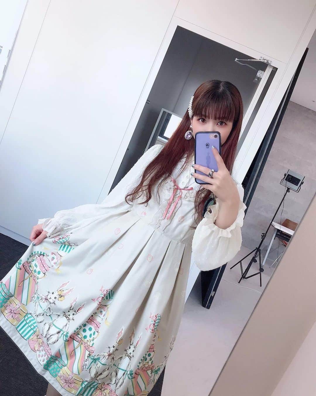 春奈るなのインスタグラム：「今日はエミキュさんの福袋に入ってたワンピースを着てみたよ☺️ うさちゃんかわいい〜🐰🎁🍓」