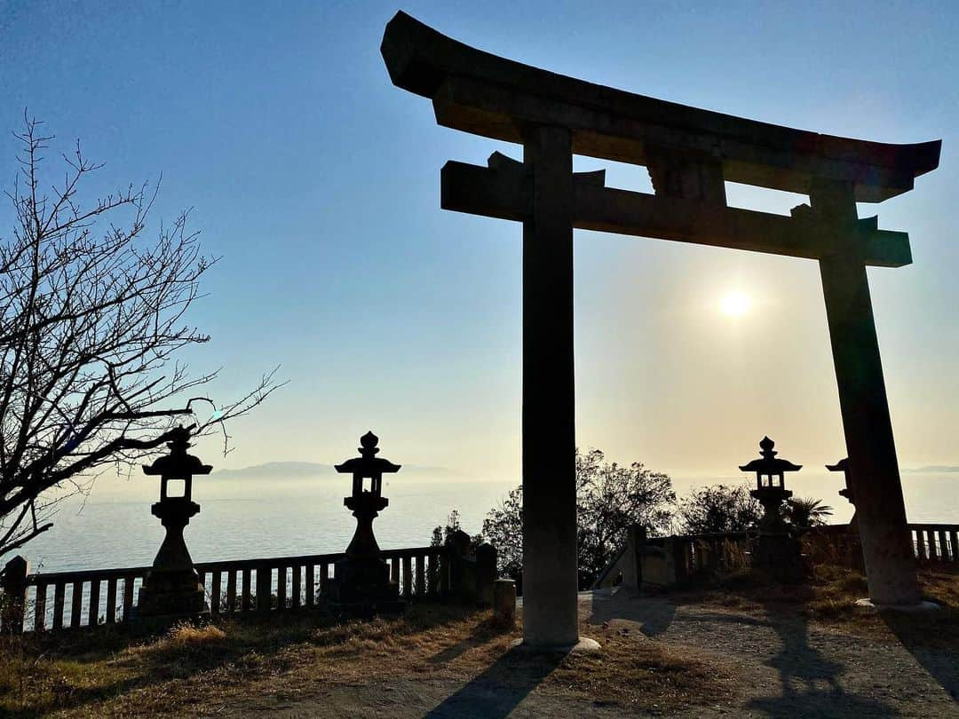 祥吉さんのインスタグラム写真 - (祥吉Instagram)「伊和都比売神社  祥吉から歩いて数分の場所にある神社です 今日も暖かくお散歩するのに最適でした  #伊和都比売神社  #播州赤穂 #赤穂 #赤穂御崎 #赤穂温泉 #赤穂温泉祥吉  #潮彩きらら祥吉 #祥吉 #鳥居 #瀬戸内海 #海 #快晴 #晴天 #温泉 #旅館 #旅行 #インスタ旅行 #オンライン旅行 #バーチャル旅行 #散歩コース #みんなの写真で旅しよう」1月21日 17時12分 - akoshokichi