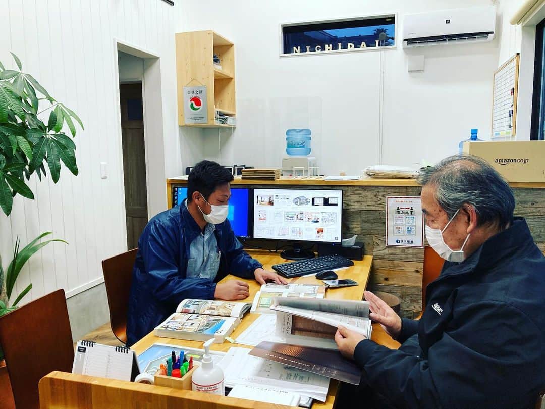 日大建築のインスタグラム：「モデルハウス、打合せ中👆  #日大建築#カリフォルニアスタイル #サーファーズハウス新築#注文住宅#宮崎市#モダン#オシャレ#ビーチ#海#surf #ハワイ#アメリカン#大工#建築#設計#ウッドスタイル#中古住宅#リフォーム#リノベーション#カバードポーチ#ウッドデッキ#ヘリンボーン#マイホーム#家造り」