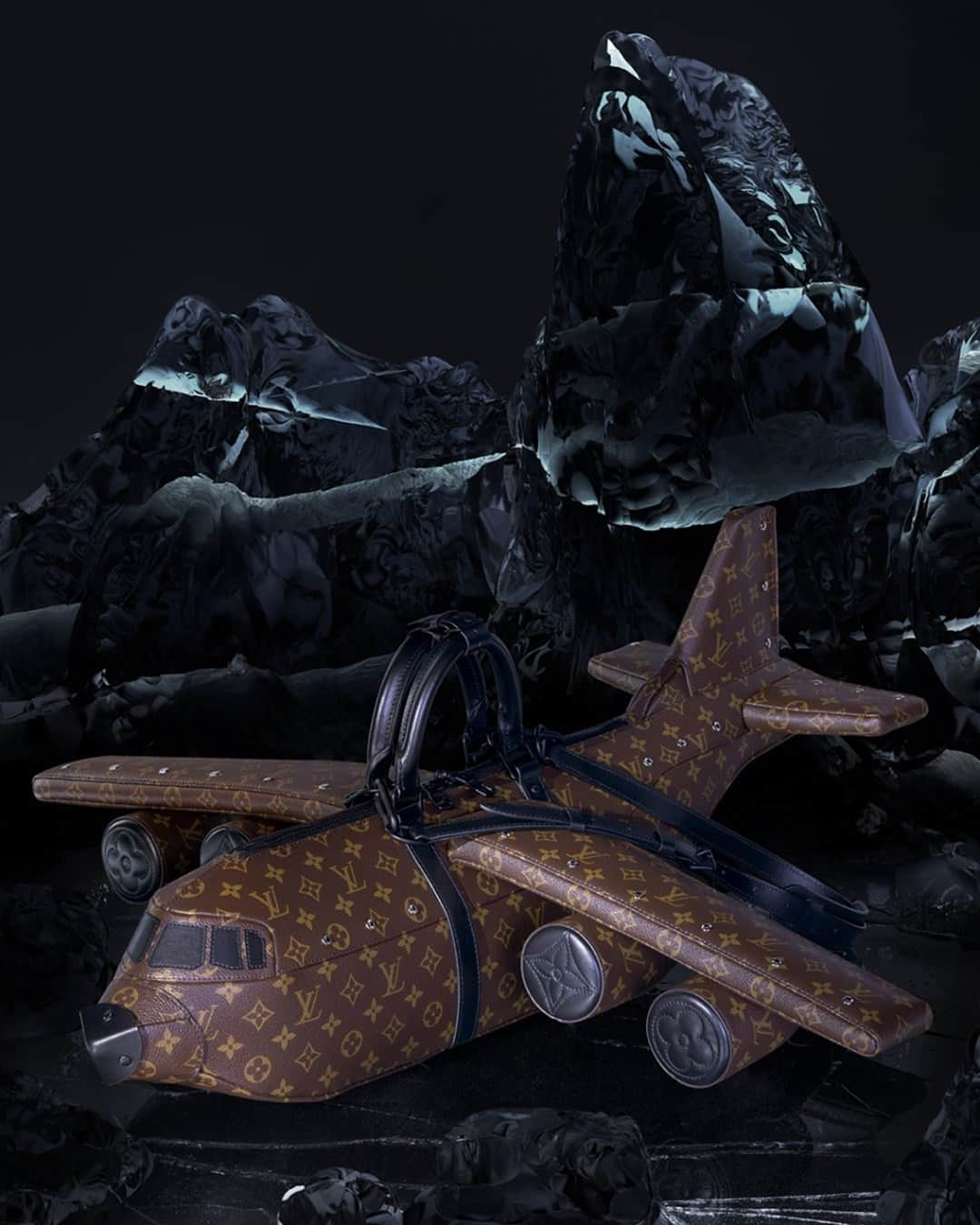 ルイ・ヴィトンさんのインスタグラム写真 - (ルイ・ヴィトンInstagram)「#LVMenFW21 Taking flight. A new Monogram bag takes the form of an airplane in @VirgilAbloh’s upcoming #LouisVuitton collection. Watch the presentation live on Thursday, January 21st at 2:30 pm (GMT + 1) on Instagram or louisvuitton.com」1月21日 17時14分 - louisvuitton