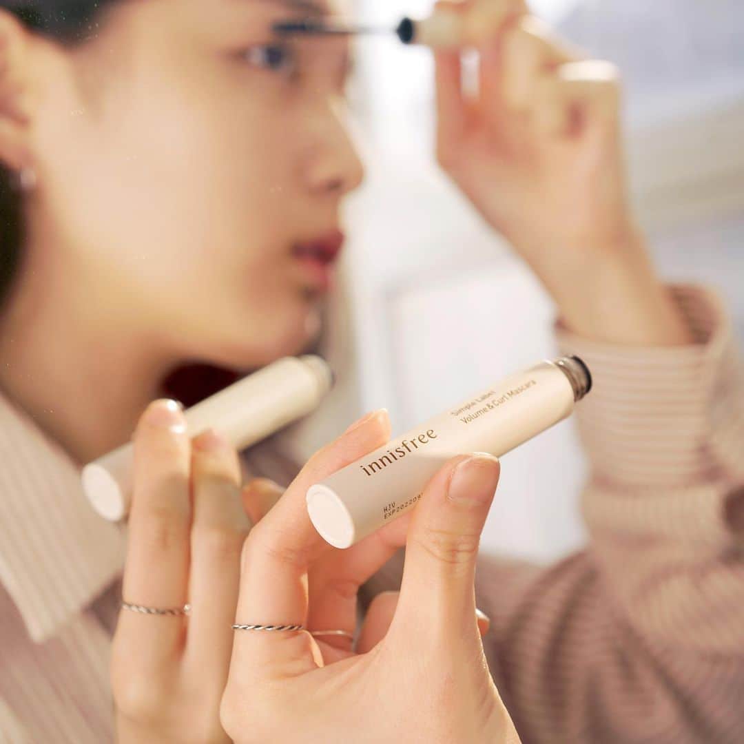 innisfree official (이니스프리) さんのインスタグラム写真 - (innisfree official (이니스프리) Instagram)「#비건마스카라 ✨와 함께 클린메이크업 시작해보세요💛  #심플라벨마스카라 는  1. 동물성 원료를 사용하지 않은 비건 포뮬러에 2. 프랑스 이브 비건 인증을 받았습니다.  민감한 눈도 사용 가능하고 9-FREE에 안자극 테스트까지 완료!  피부와 지구를 생각하는 건강한 선택 지금 심플라벨로 시작해보세요☺️  Get started with clean makeup using a #VeganMascara 💛  The #SimpleLabelMascara is 1. a vegan formula with no animal-derived ingredients 2. certified by France’s EVE Vegan  Also it is 9-Free and has been tested for sensitive eyes and irritation!  Try out the vegan Simple Label products beneficial for the skin and Earth☺️  #Cleanbeauty  #비건메이크업  #VeganMakeup」1月21日 17時15分 - innisfreeofficial