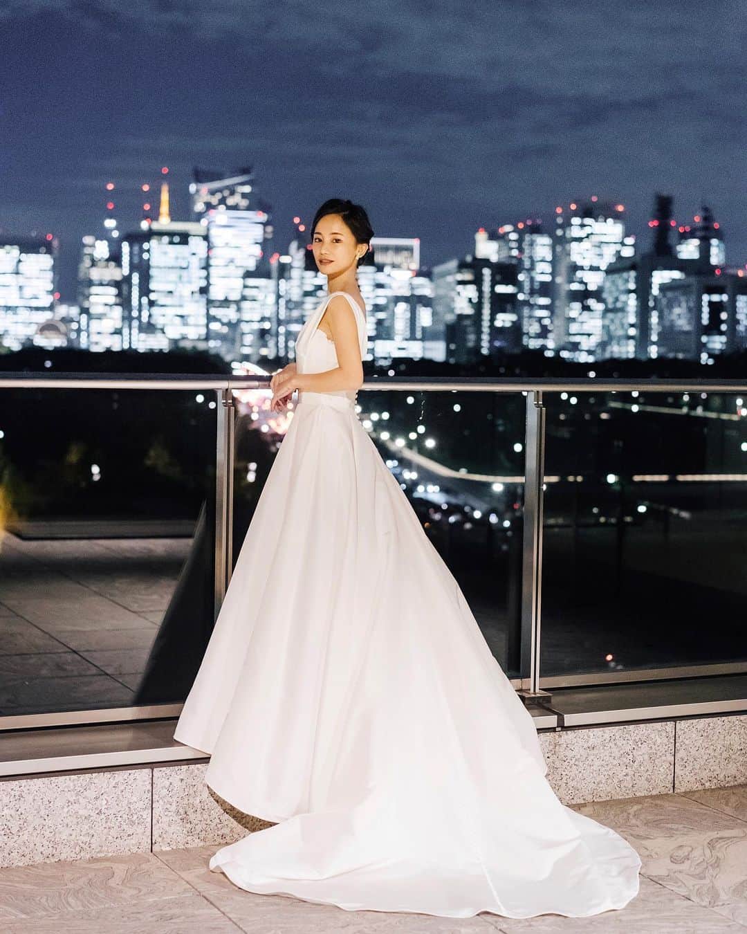 宮本沙恵さんのインスタグラム写真 - (宮本沙恵Instagram)「開放的で都会的な夜のチャペル⛪️ . ヘアメイク/ @hatsukoendo_hairmakeup  . #結婚式#花嫁#ウェディングドレス#挙式#パレスホテル東京#パレス挙式#ハツコエンドウ#ヘアメイク#ヘアスタイル#ブライダルヘア#wedding」1月21日 17時15分 - saebi