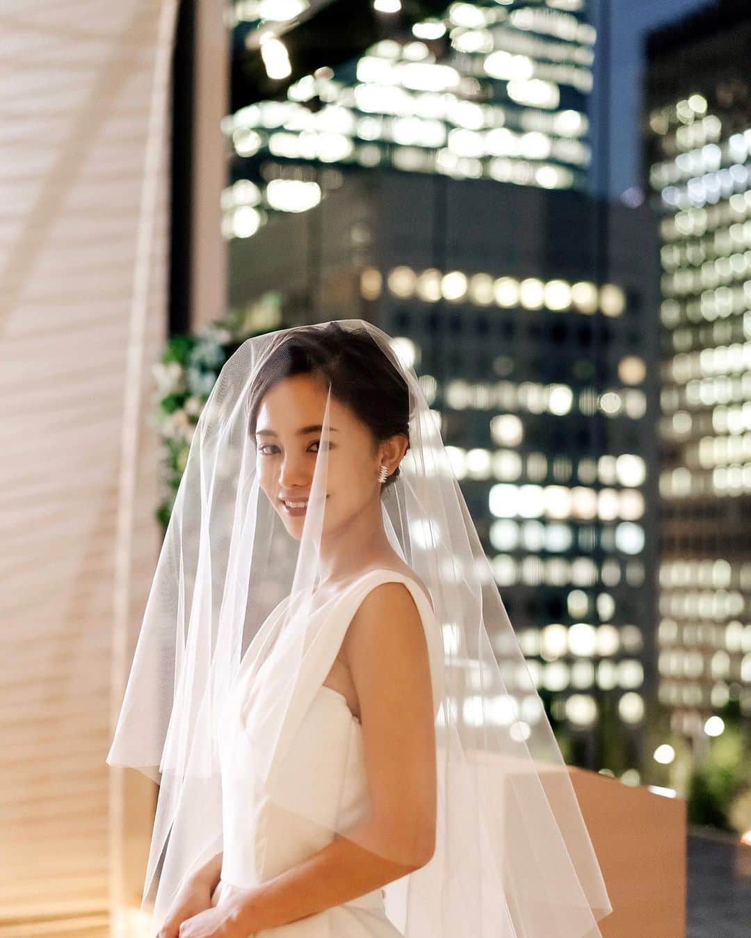 宮本沙恵のインスタグラム：「開放的で都会的な夜のチャペル⛪️ . ヘアメイク/ @hatsukoendo_hairmakeup  . #結婚式#花嫁#ウェディングドレス#挙式#パレスホテル東京#パレス挙式#ハツコエンドウ#ヘアメイク#ヘアスタイル#ブライダルヘア#wedding」