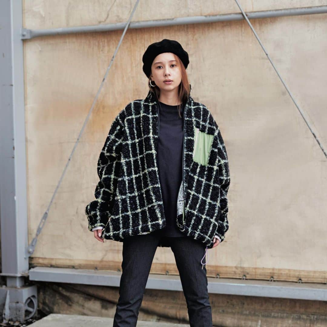 のインスタグラム：「・ みんな大好きNikiのブラックコーデ✌🏻🖤 重ね着する冬は、 おしゃれさんの腕の見せどころ！ 素材や柄をMIXして こだわりのブラックSTYLEを完成させてね😎💞 ・ #jelly#jelly2月号#ニキ#ブラックコーデ#ワントーンコーデ#ベレー帽#ボアアウター#チェック#ストリート#クール#プチプラコーデ#ジュエティ#エックスガール#ギャップ#おしゃれさんと繋がりたい #niki#blackfashion#béret#boa#outer#checkpattern#streetstyle#coolfashion#jouetie#xgirl#gap」