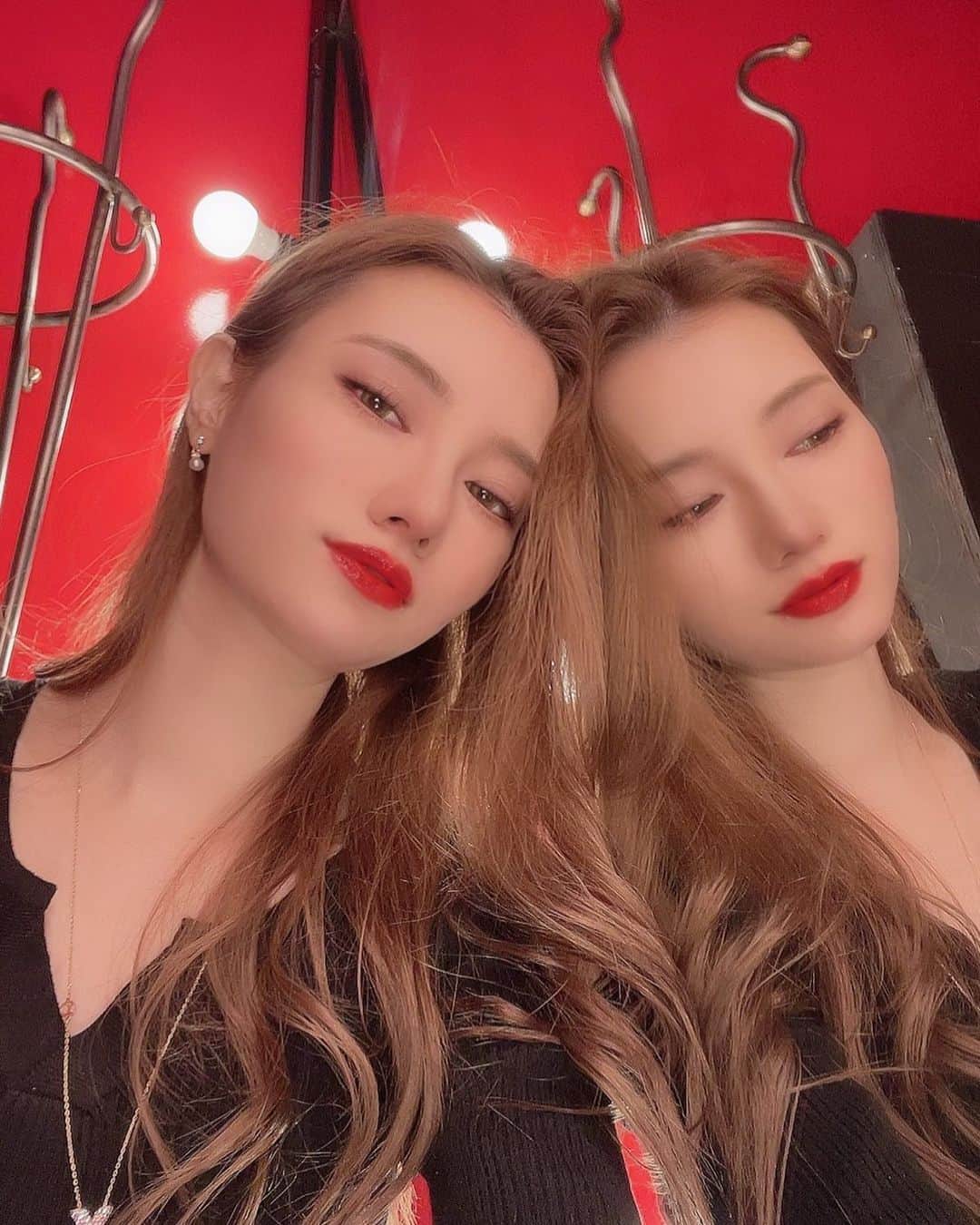 金子実加のインスタグラム：「Je t'aime🌹Je m'aime🌹 Lipstick,to what the process of fall,there is drama.💋 口紅は、落ちる過程にこそ、ドラマがある。 Coco Chanel  . . . . . . . . . . #red #redlips #cocochanel #赤リップ　#シャネル　#ココシャネル #redwall」