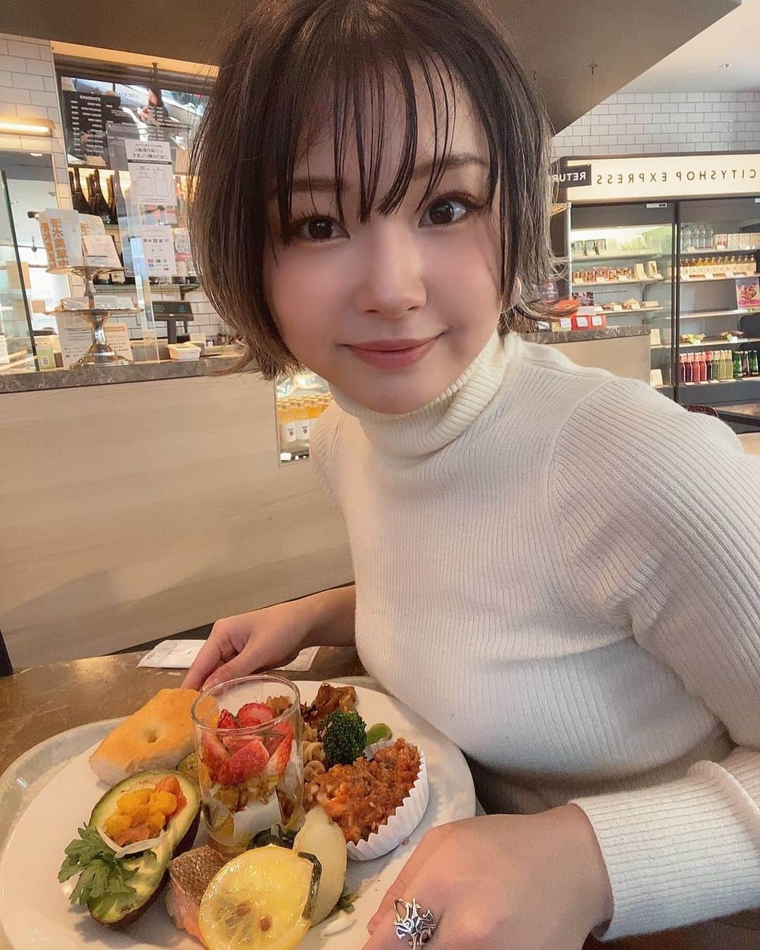 友田紗季のインスタグラム：「友達とランチ！ サラダたくさん食べたら痩せるかな…🧐 #cityshop  #表参道カフェ #ミスコン #ミス立教 #ショートヘア女子  #なんかお皿めっちゃカラフル笑」