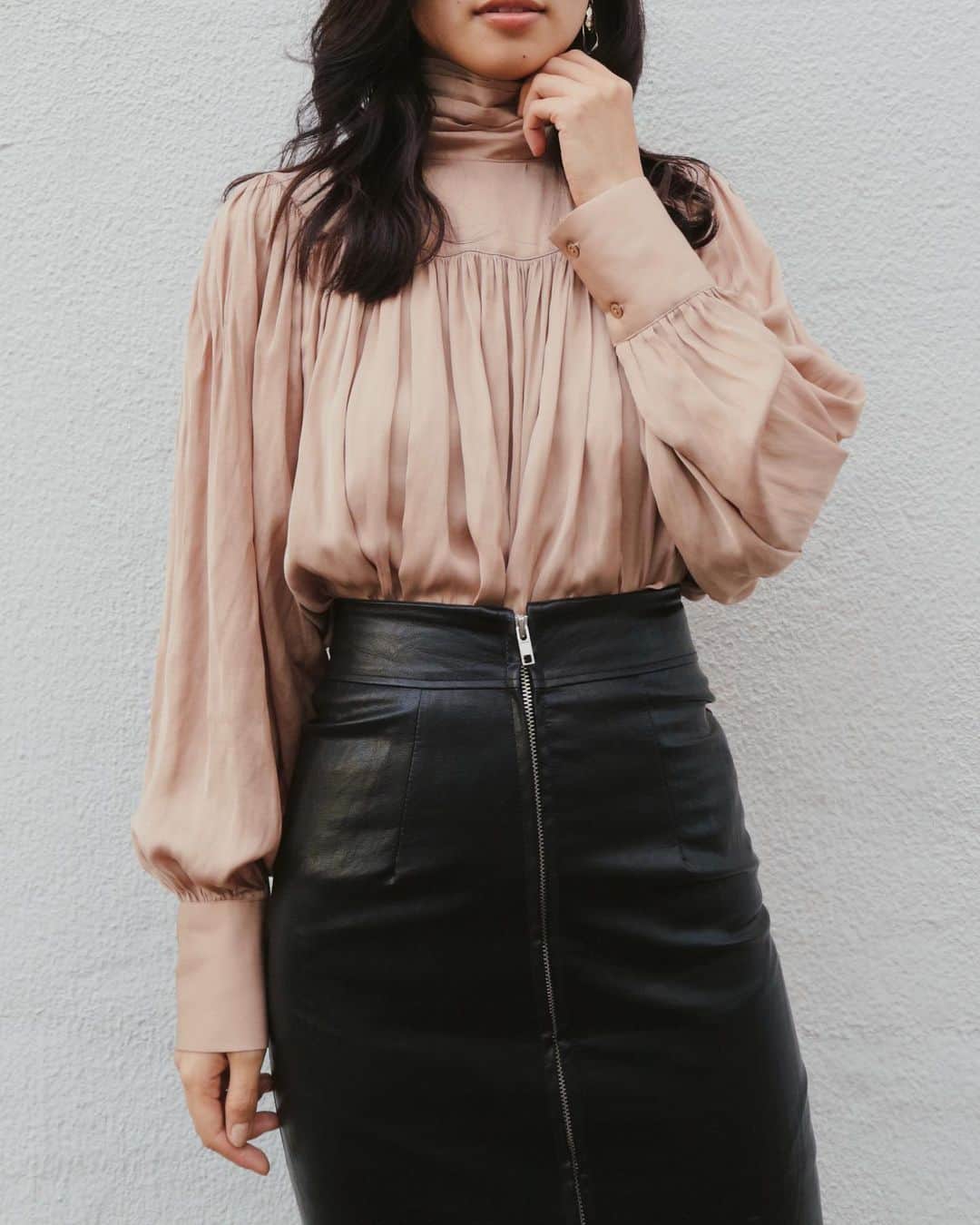 デュラスアンビエントのインスタグラム：「JANUARY NEW ARRIVAL ▫️𝗛𝗶𝗴𝗵 𝗻𝗲𝗰𝗸 𝘃𝗼𝗹𝘂𝗺𝗲 𝘀𝗹𝗲𝗲𝘃𝗲 𝗴𝗮𝘁𝗵𝗲𝗿 𝗯𝗹𝗼𝘂𝘀𝗲 〈Ivory,Beige,Olive,Black〉  柔らかな生地感で着心地も良く、フォーマルシーンでの着映えはもちろん、デイリーで纏えばワンランク上のオーラを放ちます。  ▫️ 𝗙𝗿𝗼𝗻𝘁 𝘇𝗶𝗽 𝗹𝗲𝗮𝘁𝗵𝗲𝗿 𝘀𝗸𝗶𝗿𝘁 〈Ivory,Black〉S/M フロントジップがアクセントになったレザー調スカート。 脚長効果も期待できるハイウエスト仕様で、すっきりと見える計算されたスリークシルエット。 シンプルながらもレッグラインをより美しく、シルエットはより女性らしさを実現。 膝上からディープスリットが入っているので、足さばきが良いのも◎ 裏面は、やや起毛素材になっているので、肌触りもよく冷風をカバーしてくれます。 合わせるトップスによってデイリーからオフィスシーンまで、様々なシーンで使えるのも魅力。モードなブラックと、柔らかいトーンのアイボリーの2色で揃えました。  _____________________________________ www.ambient-online.com @ambientofficial @ambient_ariake @ambient_yurakucho @ambient.opa #アンビエント#ambient_official  #coordinate #styling #21SS #chic」