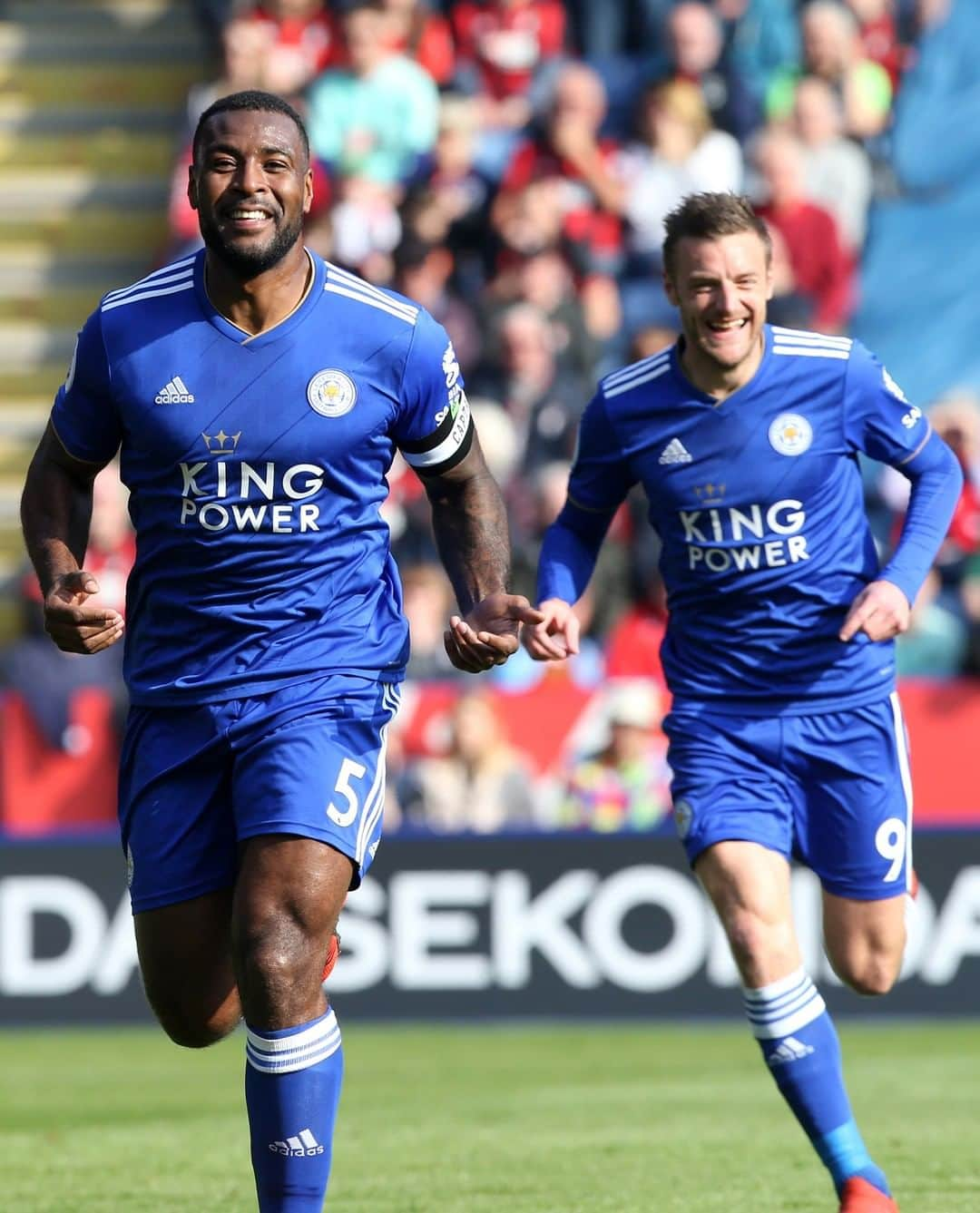 レスター・シティFCさんのインスタグラム写真 - (レスター・シティFCInstagram)「Leicester City skipper Wes Morgan turns 37 today 🦊🎈  Have a great day, Wes!  #lcfc」1月21日 17時27分 - lcfc