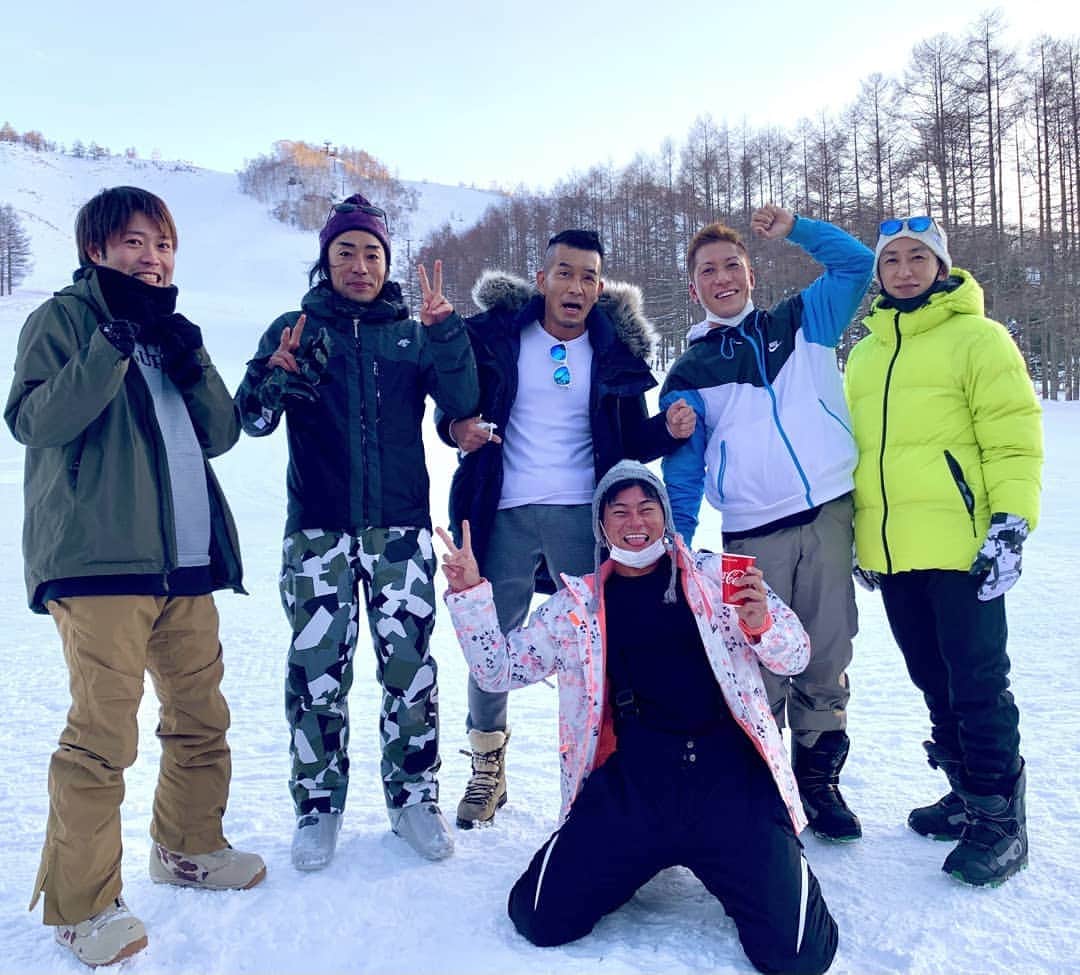 黒田悠斗さんのインスタグラム写真 - (黒田悠斗Instagram)「ゲレンデロケ。マスク着用で滑って、食堂でもマスク忘れず。僕ら以外、全然お客さんいなくて、スキー場のスタッフの人たちタメ息ついてました……あそこのスキー場、どうか潰れませんように。来年も行けたらいいな」1月21日 17時30分 - yuto_kuroda