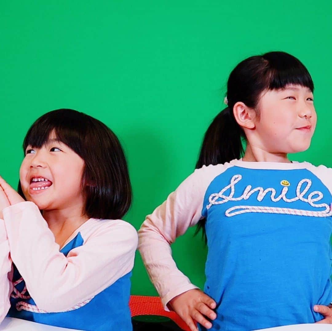 れのれらTVのインスタグラム：「＊-＊-＊-＊-＊-＊-＊-＊-＊-＊-＊-＊ ・ 【餃子を食べる前のれのれら】 ・ ・ 宇都宮餃子「正嗣」の餃子を食べる前の2人😁 ・ ローカルごはんの旅のサムネにも使いました❣ ・ 【宇都宮餃子】餃子比較（みんみん＆正嗣）どっちが好み？！日本全国ローカルごはんの旅・栃木県 ／ れのれらTV【#1203】 https://youtu.be/3ECdpTITqQw ・ #れのれらtv #3姉妹 #れのれら #姉妹 #娘 #家族 #親バカ部  #youtuber  ・ ＊-＊-＊-＊-＊-＊-＊-＊-＊-＊-＊-＊」