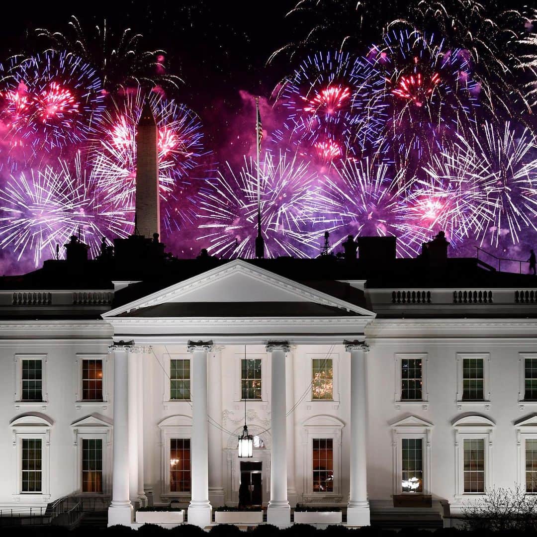 CNNさんのインスタグラム写真 - (CNNInstagram)「A historic day for America ended with stunning fireworks in Washington, DC 🎇 🎆 Following his inauguration as 46th President of the United States, Joe Biden and his family watched the display from the Blue Room balcony above the White House South Lawn. (📸: Patrick T Fallon/AFP/Jim Watson via Getty Images.)」1月21日 17時36分 - cnn