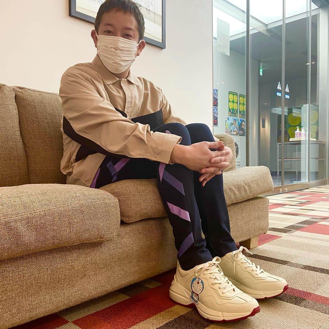 高橋茂雄のインスタグラム：「靴を買ったよ！ドラえもん！  (大晦日だよ！ドラえもん！のトーンです)  #OOTD #靴をおろすには絶好の天気 #gucci  #ドラえもん #コラボ #伊勢丹新宿で並びました」