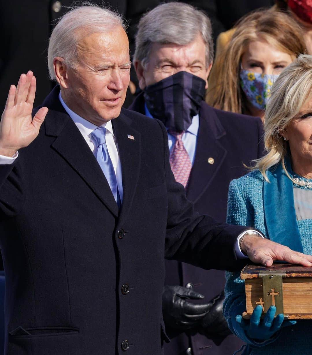 Vogue Parisさんのインスタグラム写真 - (Vogue ParisInstagram)「“Democracy has prevailed": @JoeBiden is sworn in as 46th President of the United States wearing a suit by @ralphlauren alongside Vice-President @KamalaHarris who wore a purple ensemble by @christopherjohnrogers and a necklace by @w.rosadojewelry. Swipe left for a look back at the historic day #joebiden #kamalaharris」1月21日 17時39分 - voguefrance