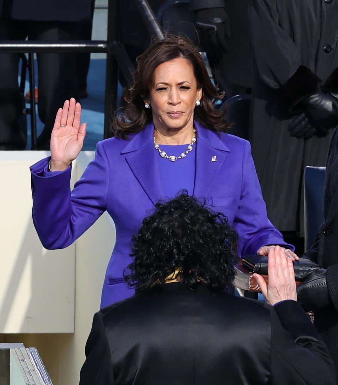 Vogue Parisさんのインスタグラム写真 - (Vogue ParisInstagram)「“Democracy has prevailed": @JoeBiden is sworn in as 46th President of the United States wearing a suit by @ralphlauren alongside Vice-President @KamalaHarris who wore a purple ensemble by @christopherjohnrogers and a necklace by @w.rosadojewelry. Swipe left for a look back at the historic day #joebiden #kamalaharris」1月21日 17時39分 - voguefrance