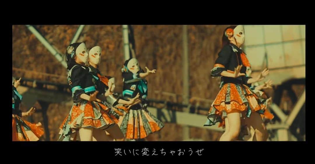 のインスタグラム：「【笑いに変えちゃおうぜ】 ファンファーレ☆の私の歌割りです！  ファンファーレ☆MV見ていただけましたか？まだの方は是非見てください！  ファンファーレ☆MV↓ https://youtu.be/13lx2et9xh8  #仮面女子 #スチームガールズ #ぴゅあふる #アイドル #mv」
