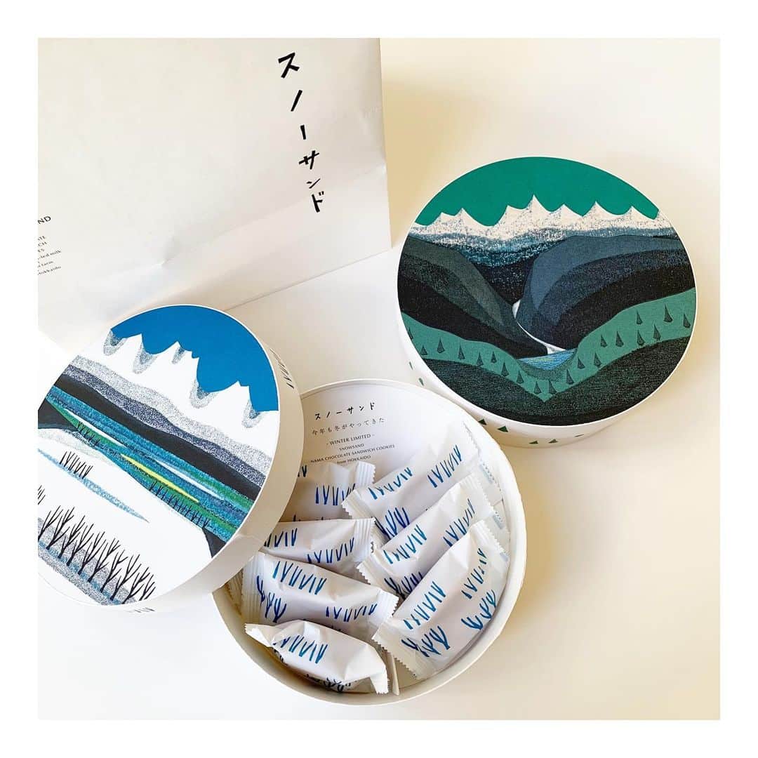 篠原菜月のインスタグラム：「真冬の北海道から冬期限定の @snowsand_jp が届きました！﻿ 北海道の牧場で冬にとれる放牧牛乳を使用した生ホワイトチョコレート＆生チョコレートをサンドした新商品。﻿ ﻿ カリカリのラングドシャクッキーに生チョコが挟まっています！ほんとおいしぃ！﻿ 山の版画家 大谷 一良 @kazou_otani さんの版画パッケージも素敵〜⛄️﻿ ﻿ あと1つ…、と止められない美味しさ😘﻿ ﻿ ﻿ #スノーサンド﻿#snowsand#冬限定#北海道スイーツ#北海道#限定#スイーツ#おやつ#贈り物#ご褒美#おやつタイム#手土産#生チョコレート#クッキー」