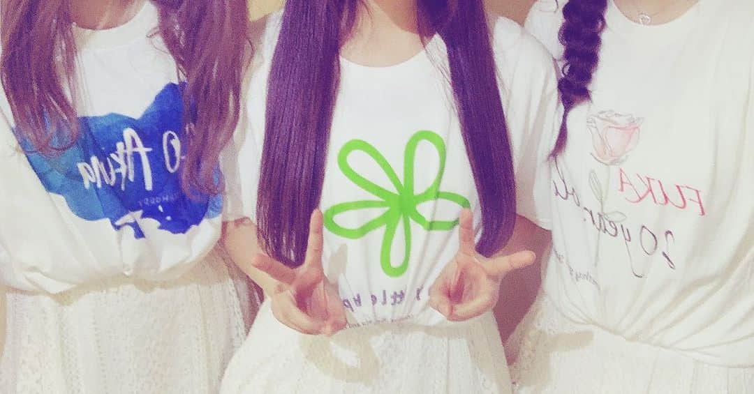 Dorothy Little Happyのインスタグラム：「૮₍´｡• ᵕ •｡`₎ა ❁⃘*.ﾟ ・ 記念Tシャツ(*>∇<)ﾉ💕︎ 3種類︎💕︎ ・ ❁*·⑅ ・ ・ ほか2枚はオフショット？ みたいな写真です🤣 ・ ・ フォルダを見たらいつの間にか撮られていた写真があったので🙊 ・ ・ Instaに載せちゃいます。いったい誰が撮ったのか… 覚えのあるメンバーは挙手で🙋‍♀️ﾊｰｲ ・ ・ 瑚白 #dorothylittlehappy」