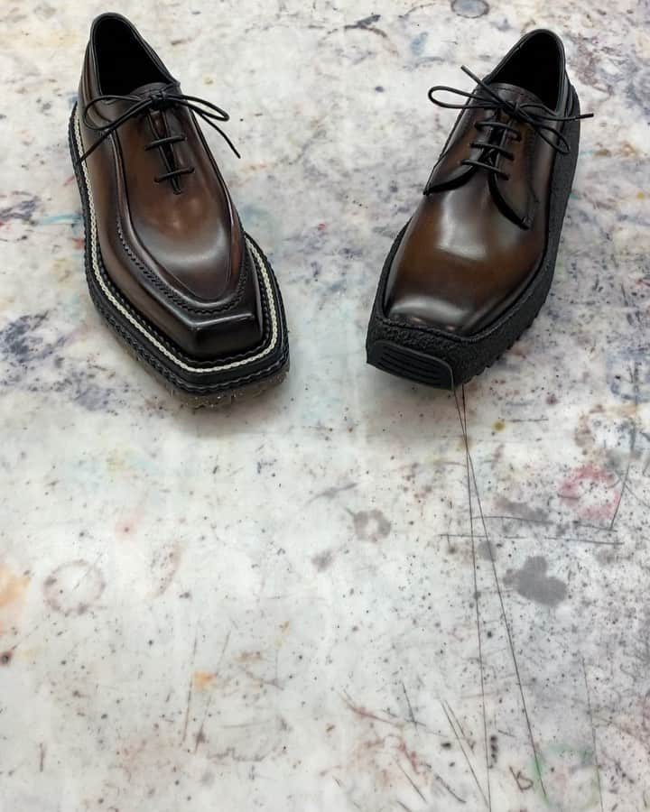 クリスヴァンアッシュのインスタグラム：「FOR @BERLUTI WINTER ‘21-22, EMBLEMATIC SHOE SHAPES AND CODES ARE GIVEN THE SEASONAL TREATMENT. THE “ULTIMA” ON THE LEFT NOW HAS MULTIPLE SOLES WITH ONE MADE OF RECYCLED RUBBER. THE “REBOUND” ON THE RIGHT’S SOLE IS TOTALLY HAND CONSTRUCTED. BOTH HAVE THE ARTISANAL PATINA TREATMENT.  FULL COLLECTION OUT ON MARCH 5TH. #berluti #krisvanassche #pfw #patina」