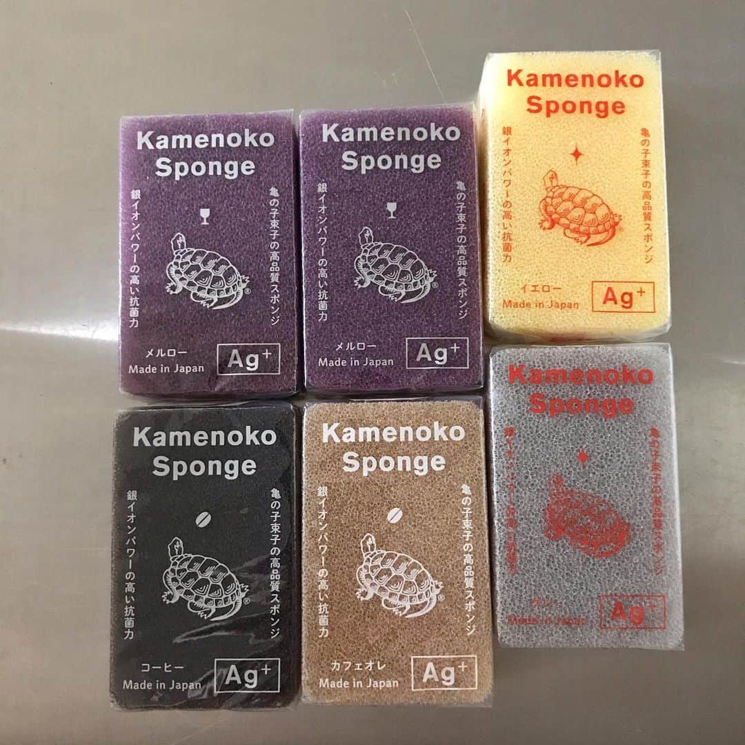 のインスタグラム：「亀の子スポンジまとめ買い。食器洗いはこれと決めてます。 亀の子タワシの会社が作っただけあって抗菌に優れている。銀イオンで6時間菌の発生を抑えて2ヶ月もつタフさもいい。 でもなによりも色が好き！秋冬限定色のパープルはメルロー、という色名もあがる。同じく限定色のカフェオレとコーヒーも買ってしまいました。これで一年分だな。ちなみにシャルドネという名のグリーンもあります。キッチンの流しにこれがあるだけでさあ洗おうとやる気出ます。毎日使うものだから小さいところもちゃんと選んで暮らしていきたいと思っています。 #dishwash #kamenokosponge #good #color #clean #love #kitchen #亀の子スポンジ #食器洗い　#メルロー　#限定色　#好き　#抗菌　#銀イオン　#おすすめ　#台所スポンジ」