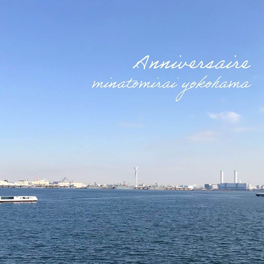 アニヴェルセル みなとみらい横浜 公式さんのインスタグラム写真 - (アニヴェルセル みなとみらい横浜 公式Instagram)「・　　　　　　　　　　　　　　　　　　　　　　　 本日は　アニヴェルセルみなとみらいの外観をご紹介します！  海と空のリゾート感、フレッシュなグリーンのナチュラル感、どちらもあるのが、アニヴェルセルみなとみらい横浜の魅力。  開放感あふれるこの場所で、おふたりの記念日をお手伝いさせていただいています！  ◾︎詳しい情報は、プロフィールのURLよりHPでご覧いただけます❤︎  #アニヴェルセルみなとみらい #アニヴェルセルみなとみらい横浜 #みなとみらい結婚式 #神奈川花嫁 #みなとみらい結婚式場 #横浜結婚式 #横浜結婚式場 #みなとみらい花嫁 #横浜花嫁 #みなとみらい前撮り #ウエディングドレス前撮り #ヴィラスウィート #みなとみらいウェディング #ファミリーウエディング #アニ嫁 #横浜プレ花嫁 #花嫁準備中 #海の近くのウエディング #花嫁アカウント #式場探し #ナチュラルウエディング #前撮り横浜 #国内リゾート婚 #オリジナル結婚式 #プレ花嫁準備中 #挙式とお食事会 #大階段 #前撮りフォト #装花コーディネート #フォトウエディング」1月21日 17時47分 - anniversaire_minatomirai