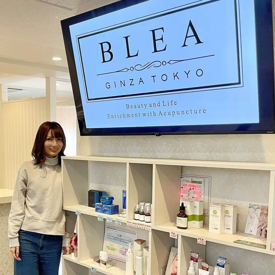 中谷あすみさんのインスタグラム写真 - (中谷あすみInstagram)「今日はブレア銀座 @biyohari_blea さんで美容鍼＆頭蓋骨矯正💆‍♀️  5回コースの5回目ラストでした🙌  前回のニキビは鍼やったら直ぐに治ったので今日は疲れが溜まっている首肩を中心にやってもらいました✨ 施術後力が抜けたようにびっくりするほど楽になったー！  全5回やってみて感じた事は美容鍼ってリフトアップとかのイメージが強かったのだけど、もっと多機能な効果があるということ！  色々な悩みに効いて嬉しい✨  ブレアさんはまた行きたいと思えるサロンでした！  ありがとうございました😊  #美容鍼#美容鍼灸#ハリウッド式美容鍼#ハリウッド式美容鍼灸#上田式美容鍼#ブレア銀座#ブレア元町#ほうれい線#リフトアップ#小顔#元町#銀座#上田隆勇#PR」1月21日 17時48分 - asumi_naa