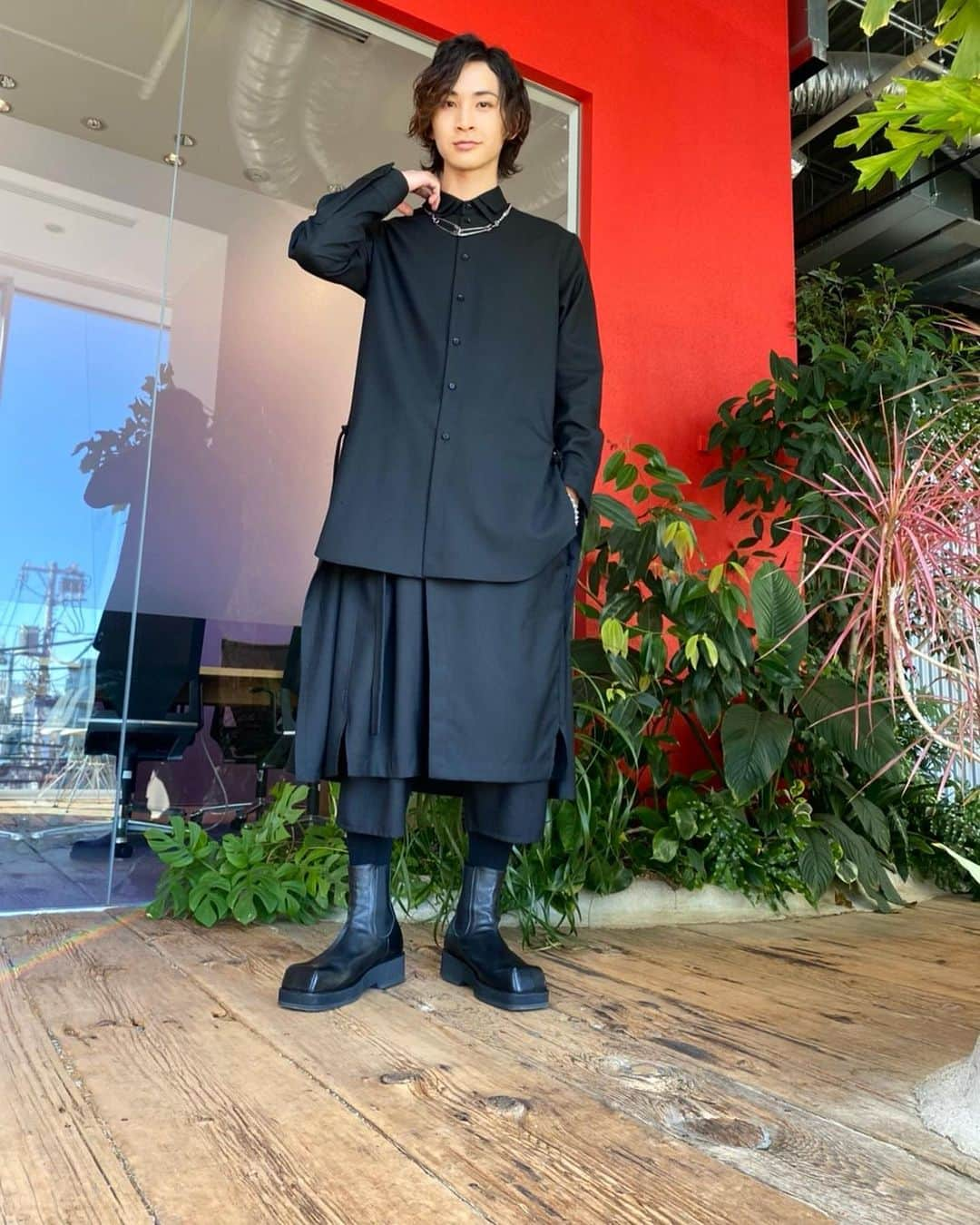 大隅勇太のインスタグラム：「👔 shirt  __ @ground_y_official  pants __ @ground_y_official  shoes __ @lmmm_official  ring  __ @shingokuzuno  bracelet __ @sigma.kichijoji  necklace __ @kixsix_official_jp」