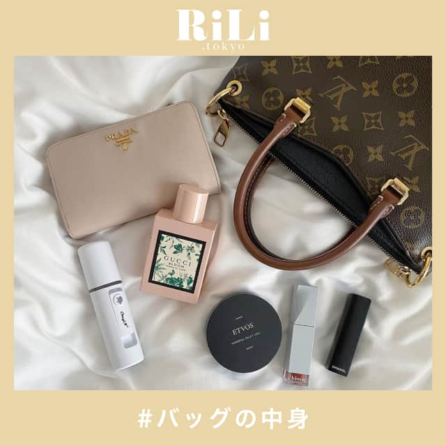 RiLiさんのインスタグラム写真 - (RiLiInstagram)「マネしたい❣️おしゃれさんたちの【バッグの中身】⁣ ......⁣ 持ってるものって人によって全然違うよねっ👜💗今回はおしゃれさんたちの気になる【バッグの中身】を紹介するよっ☀️❣️⁣ ⁣ 香水を持ち歩いてる人が多いみたい👀🤍冬で乾燥が気になってくるから、ハンドクリームも必需品だよね👌🏻🍃⁣ バッグや、中身の色を統一させるのもすごくかわいいよ💕💙気になったものがあった子は、ぜひマネしてみてね👜💓⁣ ❣❣❣❣❣⁣ サイトやSNSで掲載させていただくお写真募集中😘📸⁣ かわいいコーデやアイテム、注目スポットなどが撮れたら、ハッシュタグ→#rili_tokyo  を付けて投稿❗⁣ ．⁣ Special Thanks💋 Photo by⁣ @k__angel⁣ @purritona⁣ @soralani__⁣ @sapico_pico⁣ @raakoo02⁣ @sen.jp____⁣ @chr8_meu⁣ @mocamoony⁣ @_______mk__⁣ ⁣ .⁣ #バッグの中身 #財布 #スマホ #香水 #かばんの中身 #腕時計 #iPodcase #ミニウォレット #スマホケース #バッグ #アニエスベー #マルジェラ #グッチ #rili_tokyo #おしゃれさんと繋がりたい #お洒落さんと繋がりたい #ファッション #패션스타그램 #ootd #outfit」1月21日 18時00分 - rili.tokyo