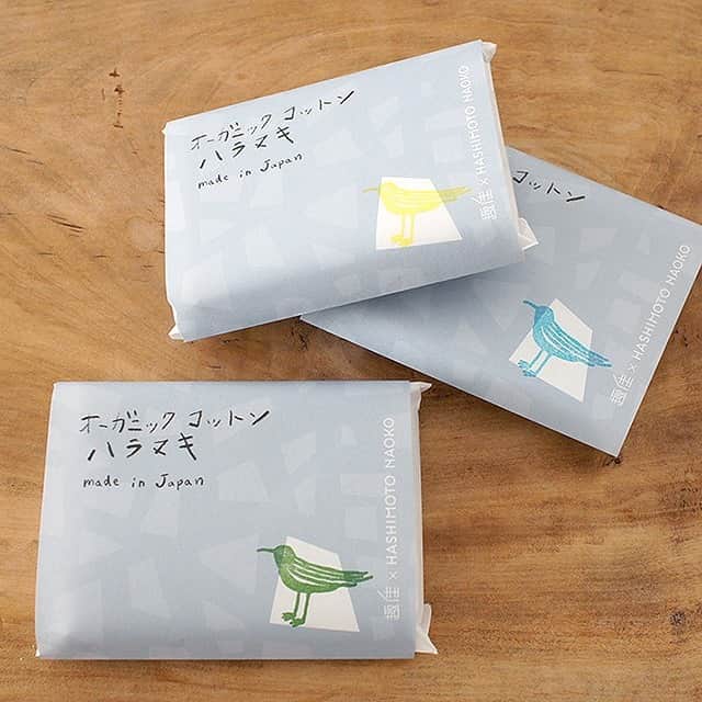 のインスタグラム：「＼キナリノモール／趣佳 × HASHIMOTO NAOKO｜オーガニックコットン ハラマキ  －－－－－－－－－ おなかもこころもあたためる◎  テキスタイルデザイナーのはしもとなおこさんと共同で制作した、趣佳オリジナルのハラマキ。 つつ網で縫製ラインがないフラットなオーガニックコットンが、優しくおなかをあたためます。 はしもとなおこさんデザインの「鳥」アップリケを、お客様自身でお好みの箇所にアイロンで圧着してください＊ ご自身で一手間を加えていただくことで、着用するたび嬉しくなるような、ほかにない自分だけのハラマキに。 アップリケの色は３色からお選びいただけます。  －－－－－－－－－ https://kinarino-mall.jp/item-63496  ▶画像をタップすると詳細情報をご覧いただけます。  ▶プロフィールの「インスタ掲載」ボタンから、ご紹介商品をまとめてご覧いただけます。→@kinarino_official  ▶キナリノアプリでも販売中！ 「お買いもの」→「インスタグラム掲載アイテム」 　 ※ダウンロードはプロフィールリンクから→@kinarino_official  #キナリノモール #キナリノ #丁寧な暮らし #暮らし #腹巻 #ハラマキ #安眠 #ファッション #腹巻き #あったかグッズ  #趣佳 #stomachband #Roomwear #fashion #gift」