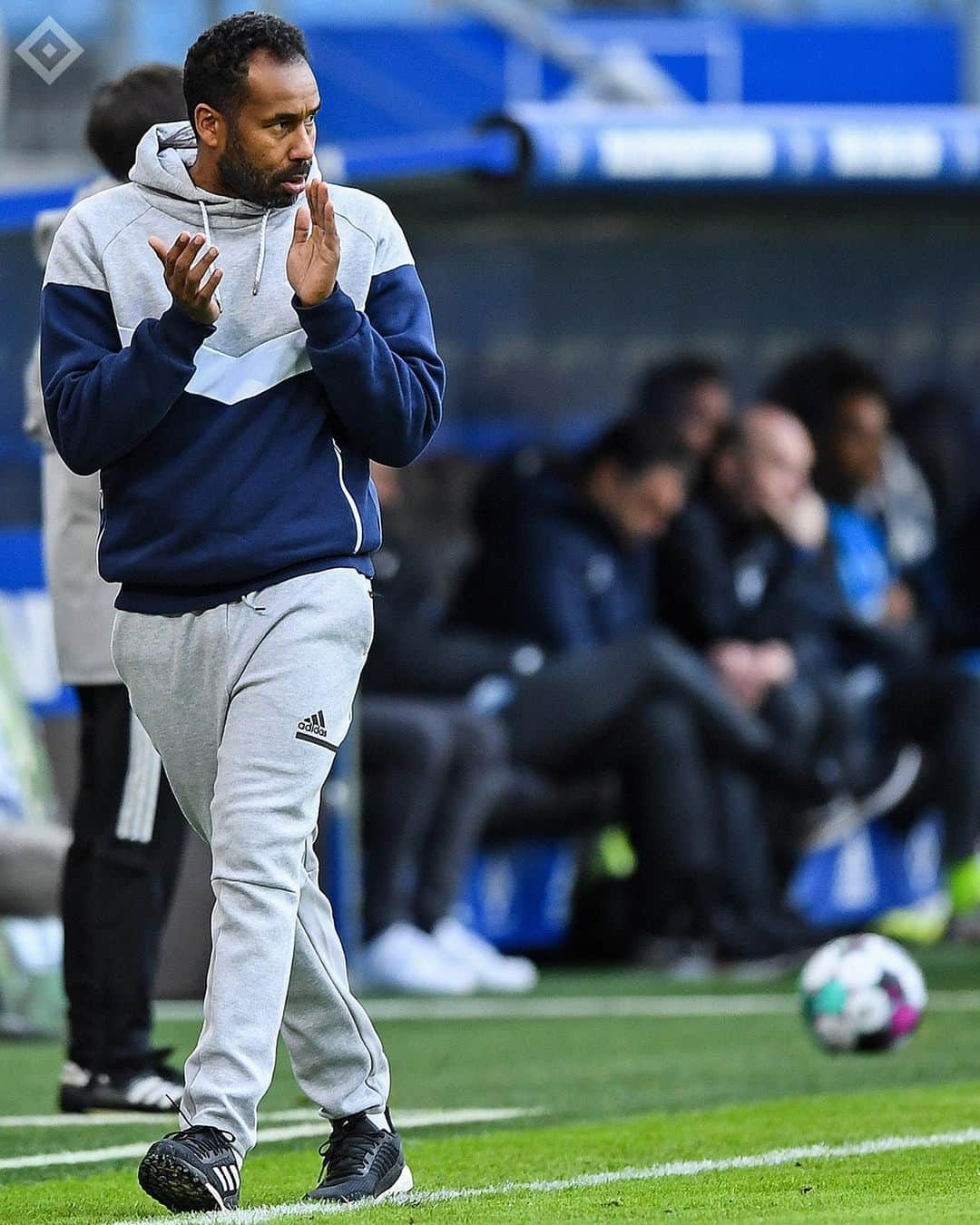 ハンブルガーSVさんのインスタグラム写真 - (ハンブルガーSVInstagram)「Stimme aus dem Off: „Coach, heute ist der internationale Tag der Jogginghose“ ⏩ Coach: „Jaaaaa“ 💪🏽💪🏽 #nurderHSV #Thioune #InternationalSweatpantsDay #WelttagderJogginghose  📸 @witters_sportfotografie」1月21日 18時01分 - hsv