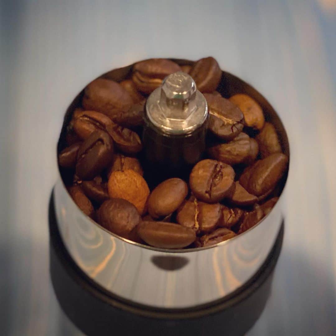 のインスタグラム：「「ワインのような芳醇さが特徴」の説明コメントに惹かれ、モカブレンドに☕️ #coffee #café  #焙煎珈琲 #モカブレンド #kaldi  #川崎合成樹脂  #コーヒーミル  #コーヒーのある暮らし  #おうちカフェ  #coffeetime  #キャンプ #camp #wine #vin #vino #winetime #winelover  #instawine #wineexpert  #tokyo」