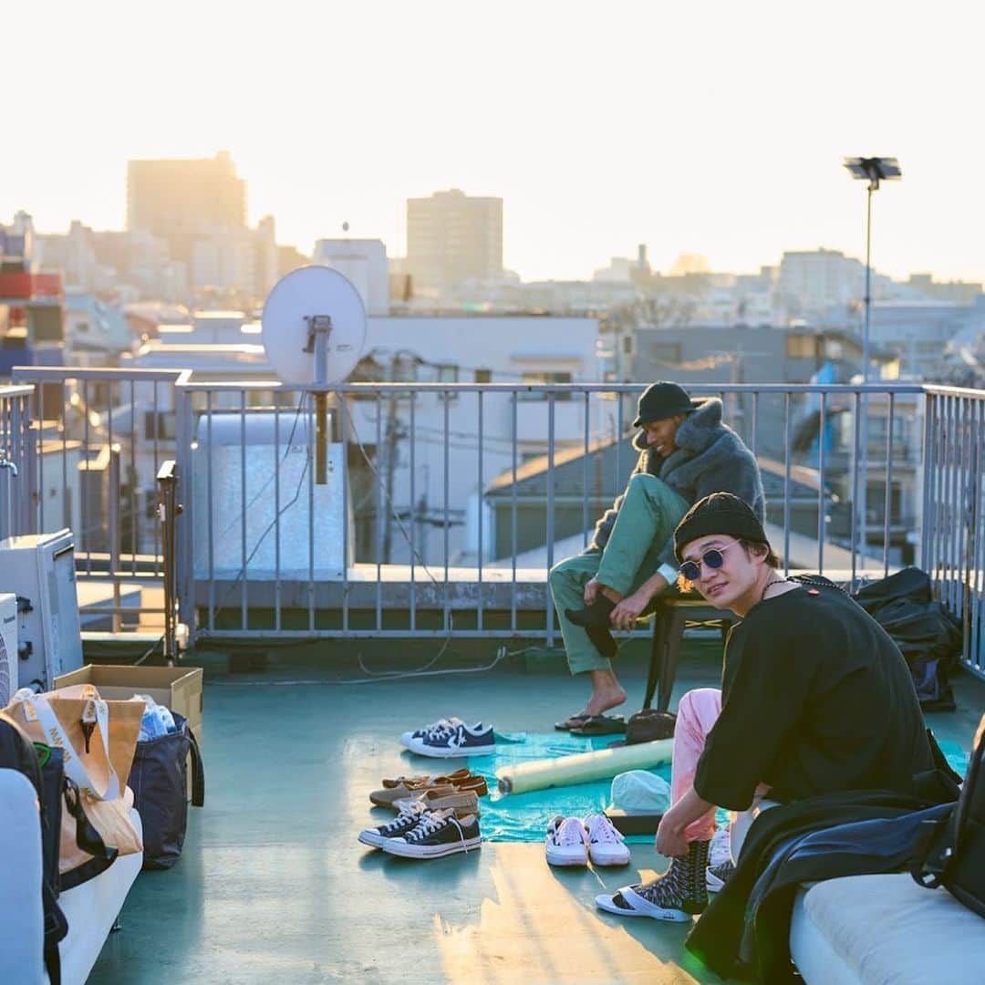 小堺大輔さんのインスタグラム写真 - (小堺大輔Instagram)「. WAWW LOUNGEの屋上でいつものメンツでワイワイと撮影。 天気にも恵まれて良いのも撮れて楽しい会でした。  昼間天気がいいと外が気持ちいいね〜。パリッとしてて身がしまる！外でましょ！  お疲れっした！ ありがとうございました。  Brand: @waww_tokyo  Camera man @itagra  Model: @hiro_ice_baby  @jinuchida.bonds @ruby_adms  Hair make @19hitomi91  Staff @moistjun @takitochi1   #waww #wawwtokyo」1月21日 17時54分 - daisuke_kosakai