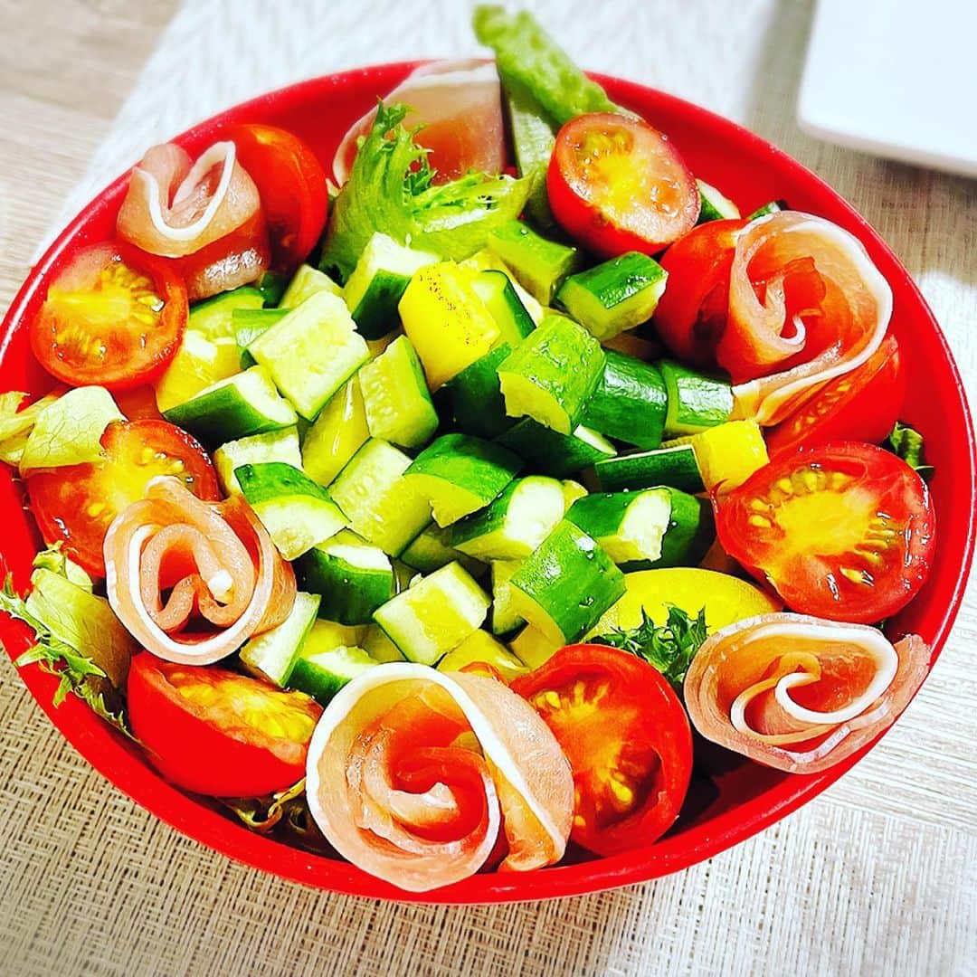 のインスタグラム：「私の大好きなサラダボール🥗✨ 肌荒れ始めたらこれに限ります🙆‍♀️ 生ハムをバラみたいにしたくて、巻いてみました🌹 #サラダレシピ　#サラダボウル #野菜たっぷり #肌荒れ改善 #美肌　#ニキビ改善　#ヘルシーレシピ　#オトナ女子　#ご馳走　#パーティーメニュー」