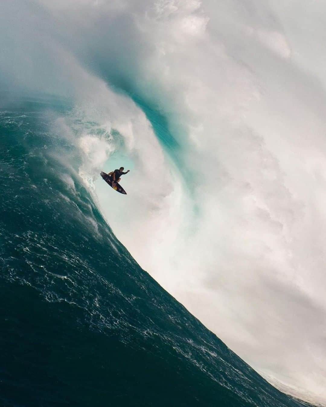 レッドブルのインスタグラム：「if there's a big wave (and we mean BIG), you can guarantee @kai_lenny will be the man to surf it 😎  📸 : @mikecoots  #redbull #givesyouwiiings #surf #bigsurf #bigwave #ocean」