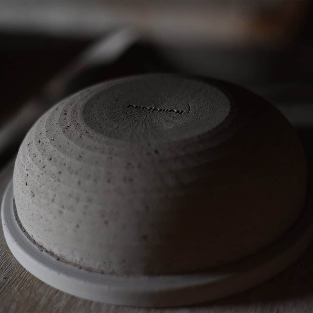 Timeless Comfort さんのインスタグラム写真 - (Timeless Comfort Instagram)「【Homeland　信楽の土鍋②】﻿ ﻿ Homeland（ホームランド）の土鍋を生産している、信楽焼の窯元「松庄」。﻿ 今回は、その裏側を少しだけご紹介します。﻿ ﻿ 滋賀県甲賀市信楽町にて、歴史の中で育まれた技術を継承し、生活の中に生きる陶器を作り続けています。﻿ ﻿ 信楽焼の最大の特徴は、土の味を生かした素朴なぬくもりの質感と色。﻿ 機械と手作業を合わせ、質感を生かしながらもミニマムでコンパクトなデザインを生み出しています。﻿ ﻿ きちんと整理された作業場の風景からも、モノづくりに対する丁寧な姿勢を感じられますね。﻿ ﻿ #homeland ﻿ ﻿ #TIMELESSCOMFORT #タイムレスコンフォート #interiorshop #インテリアショップ　#lifestyleshop #ライフスタイルショップ #kitchentools #キッチンツール#キッチングッズ#職人の技術 #暮らしの道具 #ものづくり #ずっと使いたい #家事 #サスティナビリティ﻿ #メイドインジャパン #日本の技術 #職人技﻿ ﻿ ※Homelandは、タイムレスコンフォート自由が丘店、南堀江店で取り扱いがございます。」1月21日 17時56分 - timeless_comfort