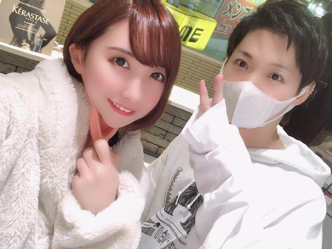 愛原れののインスタグラム：「昨日今年1発目のAXY行ってカラーとトリートメントしてもらってきた🐰💖 あき(@aki.uw)今年もあたしの髪の毛ちゃんをよろしく頼んだ！！！🙋‍♀️💋 ＊ ＊ ＊ #新宿 #歌舞伎町 #美容院 #AXY #カラー #トリートメント #長沼彰憲 #愛原れの #今日もまた美容院 #イメチェン後は後ほど💁‍♀️」